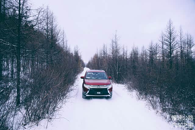 沿着森林里的雪路继续向前